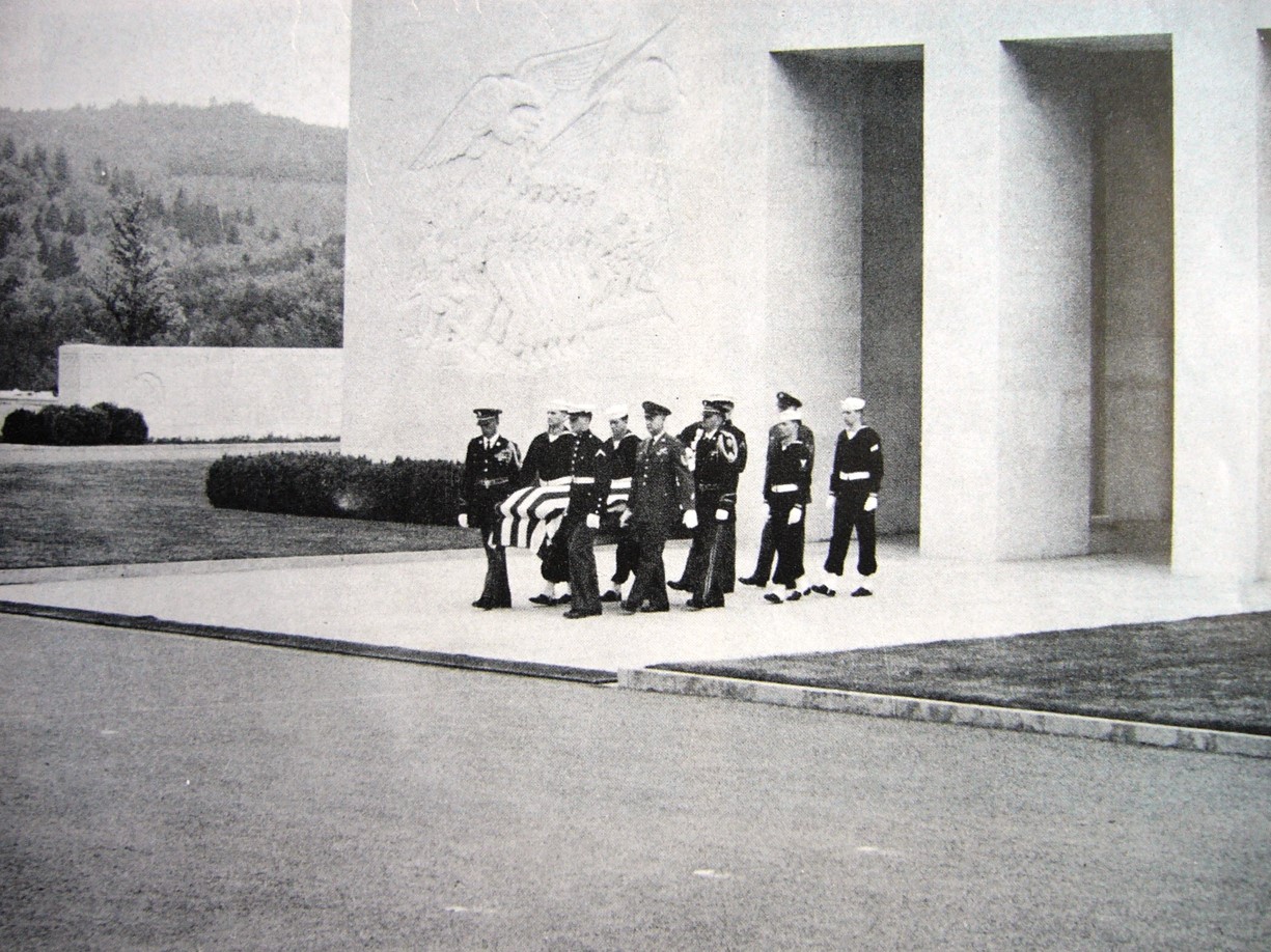 Selection of an unknown service member after World War II at Epinal American Cemetery. Credits: U.S. Army Signal Corps, Epinal, 1958)