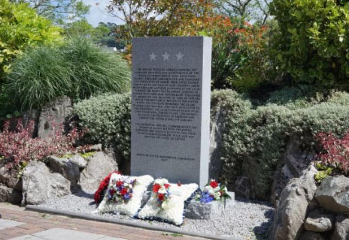 Square floral wreaths sit at the base of the new monument. 