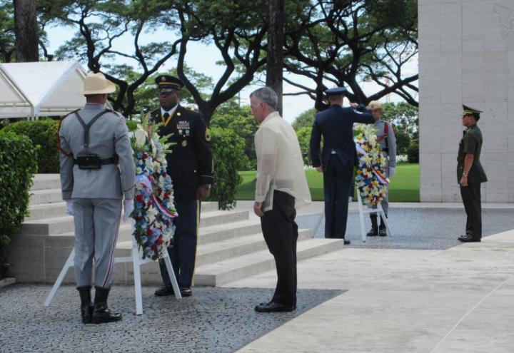 Ambassador Goldberg and Gen. Iriberri lay wreaths during the ceremony. 