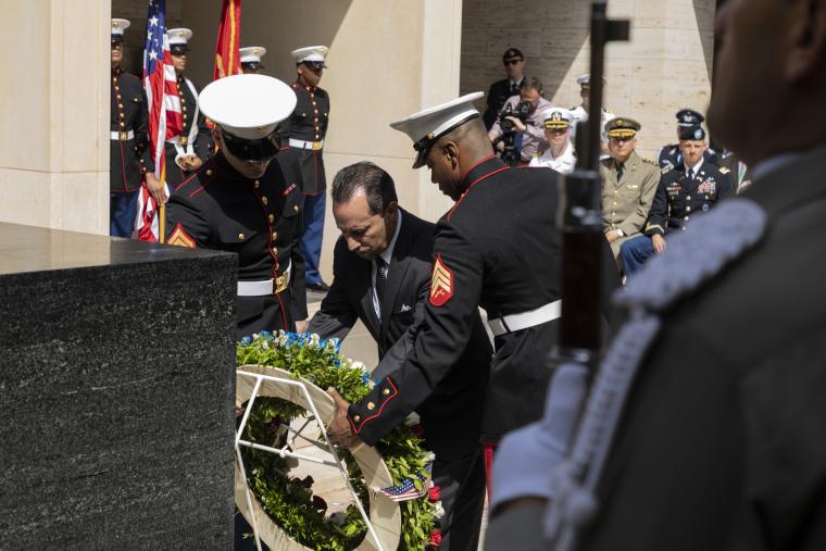 Ambassador Rubinstein lays a wreath during the ceremony. 